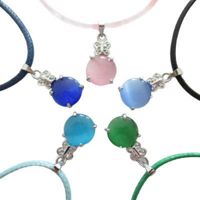 Pendentif papillon oeil de chat et son cordon