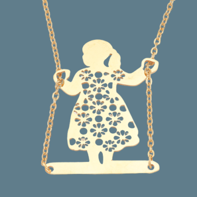 collier petite fille sur une balançoire